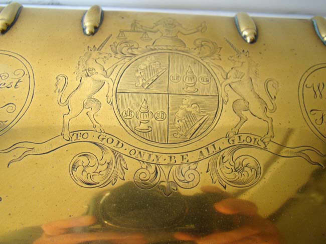 A fine 19th century brass inkstand engraved with the arms of The Worshipful Company of Skinners — image 3